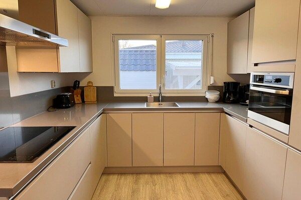 Keuken - Bungalow in Makkum bij het Strand in Friesland (4)