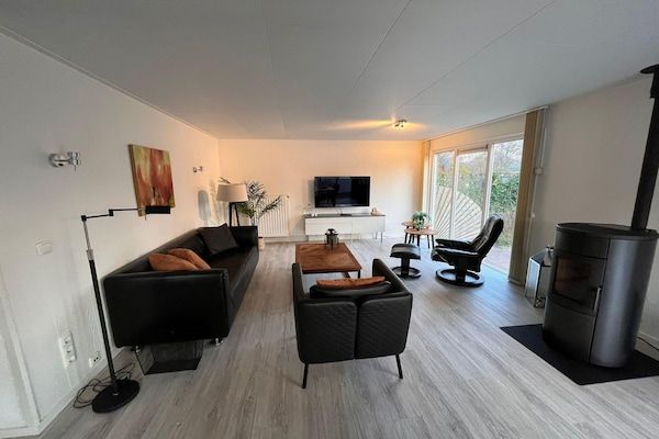 Woonkamer - Bungalow in Makkum bij het Strand in Friesland (2)