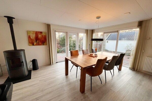 Eetkamer - Bungalow in Makkum bij het Strand in Friesland (3)