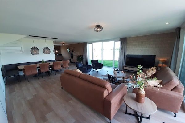 Woonkamer - Stijlvolle Friese villa met tuin in Leons (2)