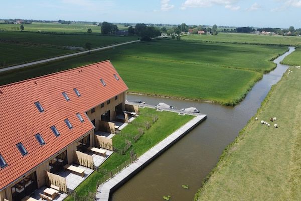 Buitenkant - Twee naast elkaar gelegen luxe villa's in Friesland in Leons (1)