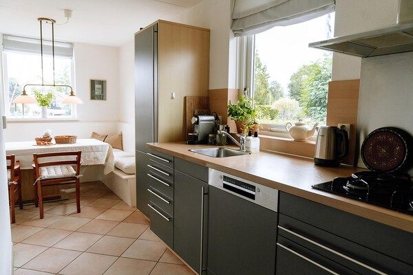 Keuken - Fijn vakantiehuis aan het water in Grou in Grou (5)