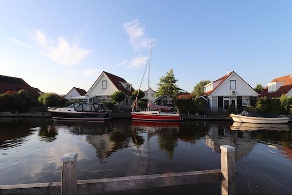 Uitzicht - Fijn vakantiehuis aan het water in Grou in Grou (1)