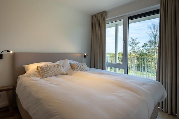 Slaapkamer - Appartement Veerse Meer met eigen haven in Arnemuiden (4)