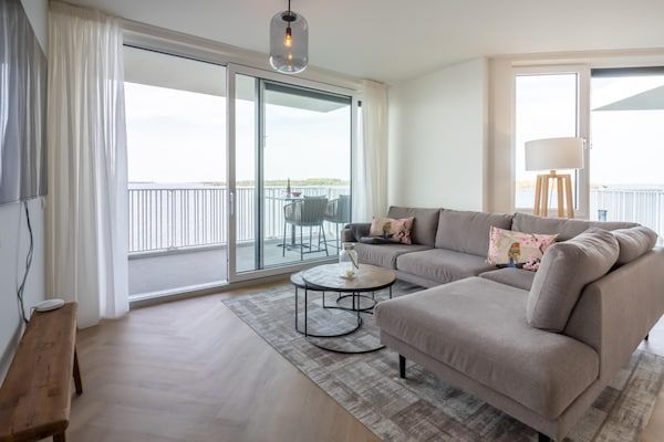 Woonkamer - Appartement Veerse Meer met eigen haven in Arnemuiden (1)
