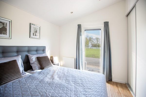 Slaapkamer - Fraai chalet met airco op een vakantiepark in Veldhoven (3)