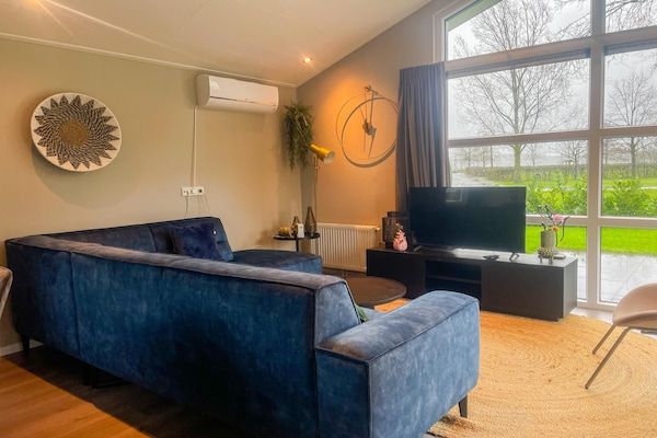 Woonkamer - Fraai chalet met airco op een vakantiepark in Veldhoven (5)