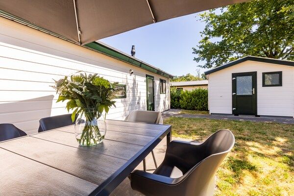 Terras - Chalet in Brabant met ruime tuin in Veldhoven (4)