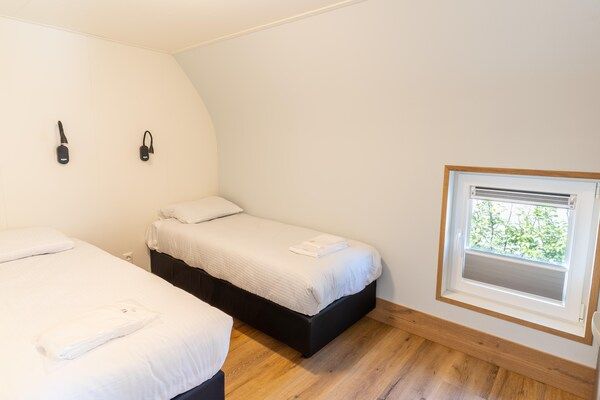 Slaapkamer - Vakantiehuis in bos bij vijver in Baars (3)