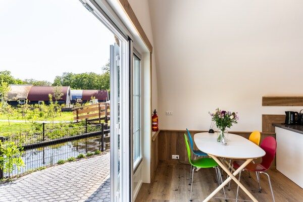 Eetkamer - Vakantiehuis in bos bij vijver in Baars (4)