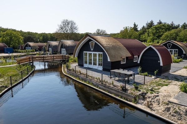 Buitenkant - Vakantiehuis in bos bij vijver in Baars (1)