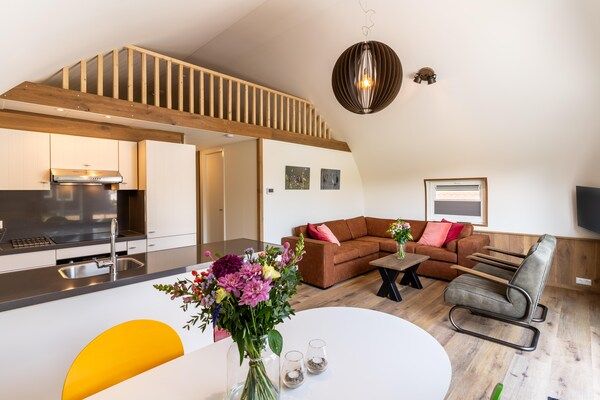 Woonkamer - Vakantiehuis in bos bij vijver in Baars (2)