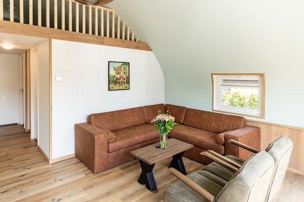 Woonkamer - Vakantiehuis in bos nabij Assen in Baars (2)