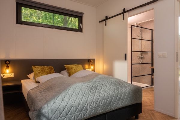 Slaapkamer - Stijlvolle eiken lodge voor 4 met zwembad in Rijssen (4)