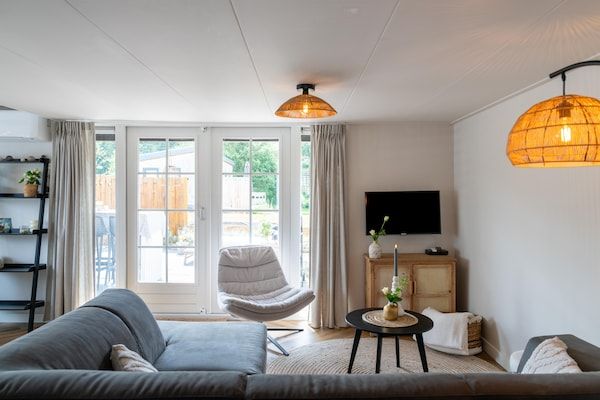 Woonkamer - Gezellige villa met sauna en hottub in Veluwe (2)