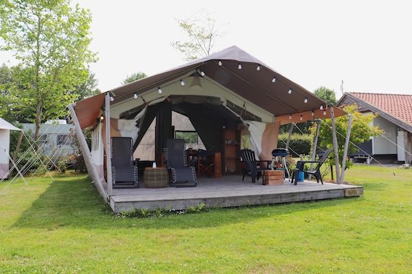 Buitenkant - Glamping in Friesland met vrienden in Twijzel (1)