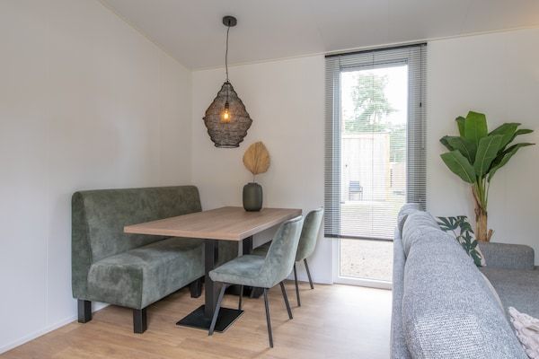 Eetkamer - Chalet bij Eindhoven in een Groene Oase in Mierlo (3)