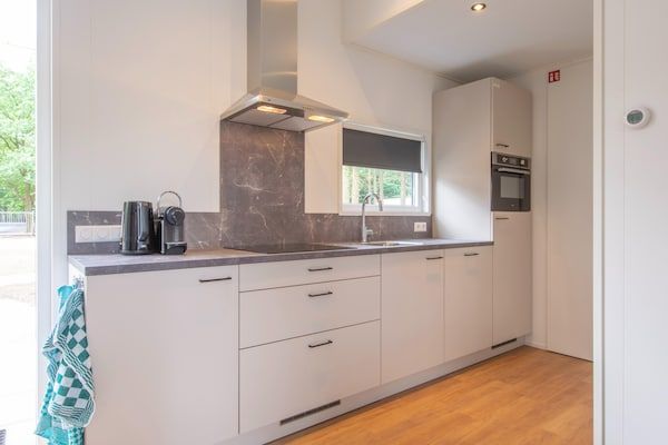 Keuken - Chalet bij Eindhoven in een Groene Oase in Mierlo (4)
