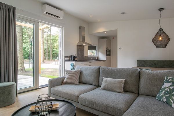 Woonkamer - Chalet bij Eindhoven in een Groene Oase in Mierlo (2)