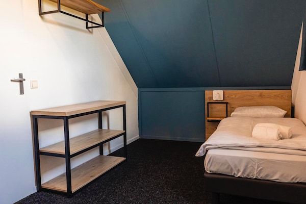 Slaapkamer - Woning aan het water nabij Nijmegen in Ewijk (5)