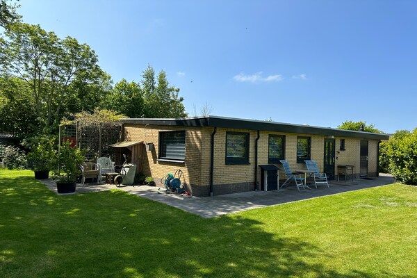 Buitenkant - Mooie bungalow met ruime tuin in De Cocksdorp (3)