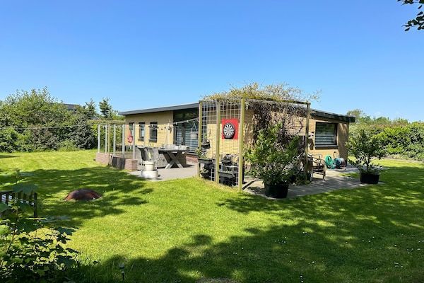Buitenkant - Mooie bungalow met ruime tuin in De Cocksdorp (1)