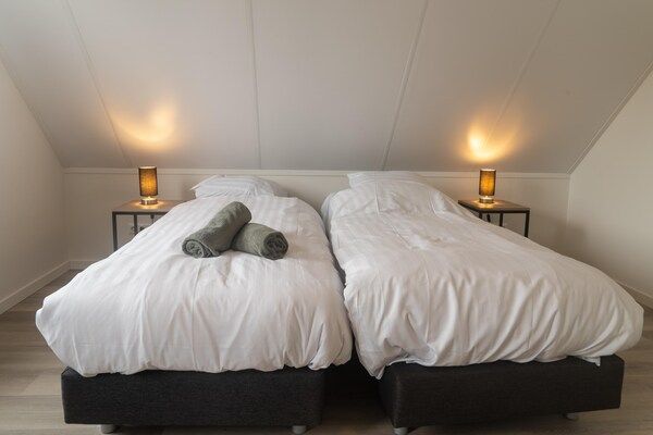 Slaapkamer - Lakeview villa met zwem- en vissteiger in Simonshaven (4)
