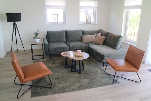 Woonkamer - Lakeview villa met zwem- en vissteiger in Simonshaven (3)