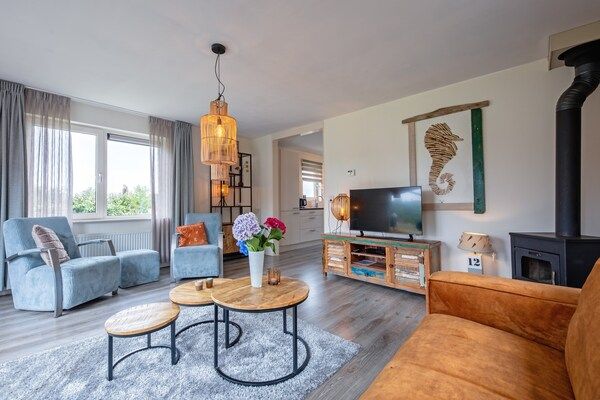 Woonkamer - Vakantiehuis bij duinen met wellness tuin in Den Burg (2)