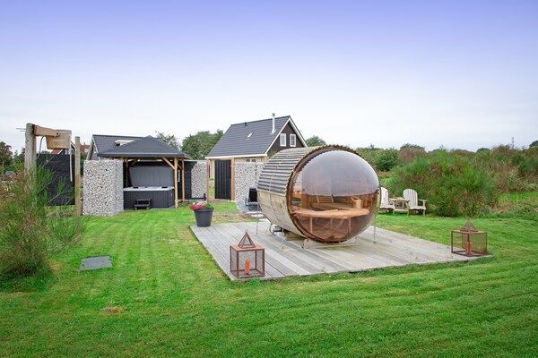 Buitenkant - Vakantiehuis bij duinen met wellness tuin in Den Burg (3)