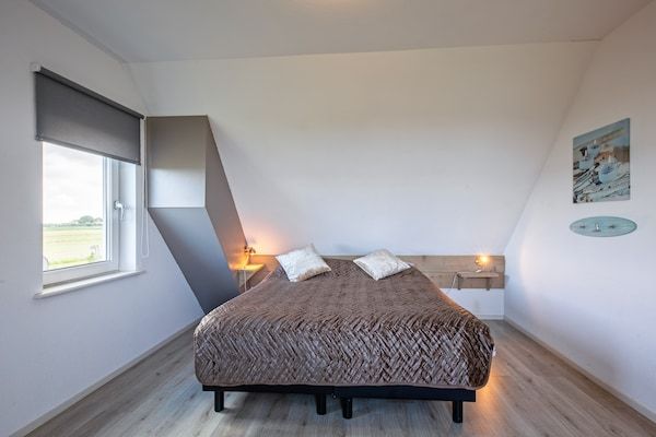 Slaapkamer - Stijlvolle Texel-ontsnapping met spa in Den Burg (2)