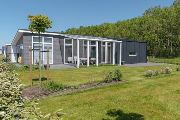Buitenkant - Chalet in Zeeland bij Bosrand in Wemeldinge (1)
