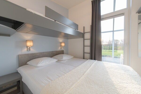 Slaapkamer - Chalet in Zeeland bij Bosrand in Wemeldinge (3)