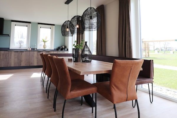 Eetkamer - Villa in Leons met Friese charme in Leons (3)