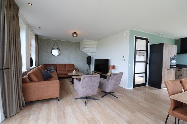 Woonkamer - Villa in Leons met Friese charme in Leons (5)