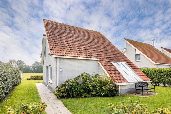 Buitenkant - Bungalow met privésauna aan de kust in Scharendijke (5)