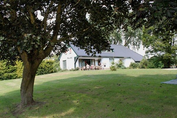 Buitenkant - Ruime villa met privébioscoop, wellness in Herpen (5)