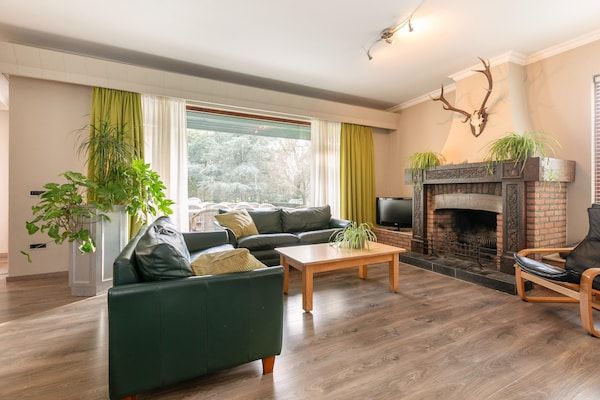 Woonkamer - Ruime villa met privébioscoop, wellness in Herpen (1)