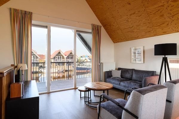 Woonkamer - Vakantiehuis met uitzicht op de jachthaven in Terherne (1)