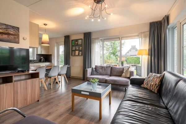 Woonkamer - Watervilla met buitenspa, aanlegsteiger in Eernewoud (1)
