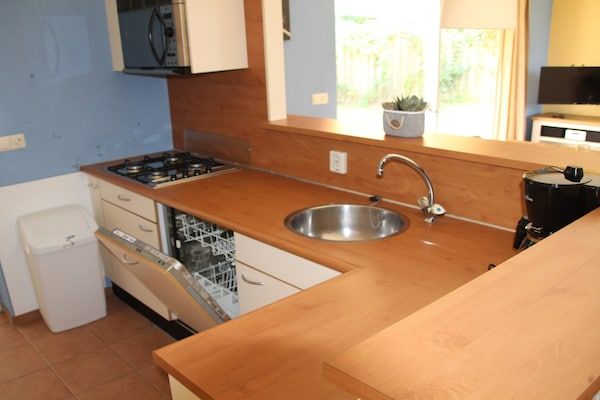 Keuken - Gezellige familiebungalow in Zevenhuizen in Zevenhuizen (3)