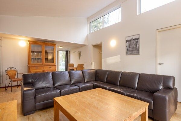 Woonkamer - Prachtige bungalow aan het Kootwijkerzand. in Kootwijk (1)
