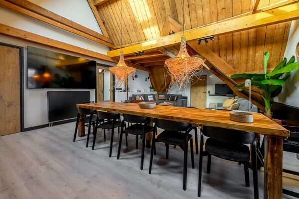 Eetkamer - Prachtige groeps loft met sauna nabij strand zee in Julianadorp (5)