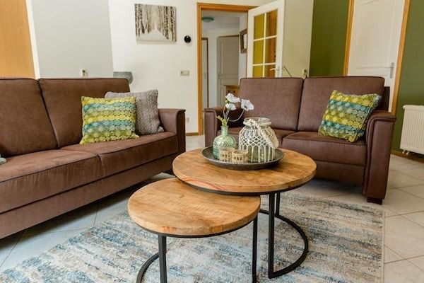 Woonkamer - Fijn huis aan de golfbaan met sauna in Hollum (5)