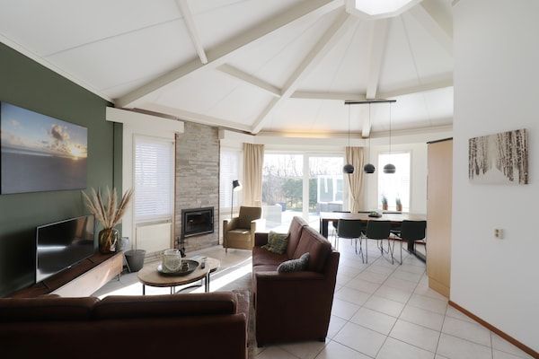 Woonkamer - Fijn huis aan de golfbaan met sauna in Hollum (2)