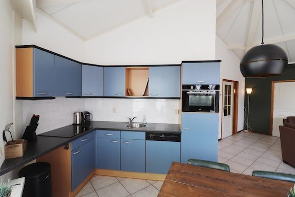 Keuken - Fijn huis aan de golfbaan met sauna in Hollum (3)