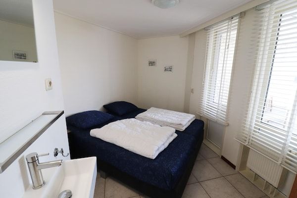Slaapkamer - Fijn huis aan de golfbaan met sauna in Hollum (4)