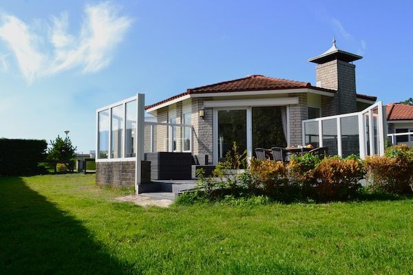 Buitenkant - Fijn huis aan de golfbaan met sauna in Hollum (1)