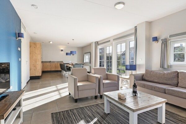 Woonkamer - Vakantiehuis in Zeeland bij Noordzeestrand in Nieuwvliet (2)