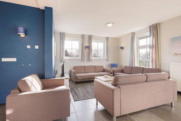 Woonkamer - Vakantiehuis in Zeeland bij Noordzeestrand in Nieuwvliet (2)